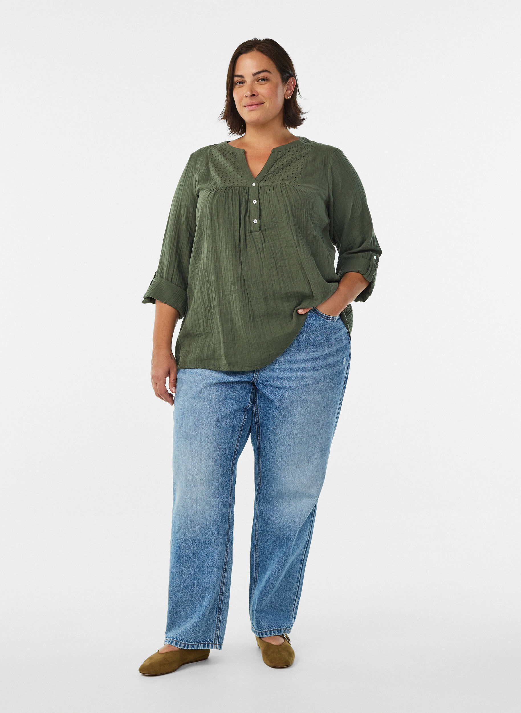 Zizzi Bluse i bomullsmuslin med broderi anglaise, Gr&oslash;nn, Model image number 1