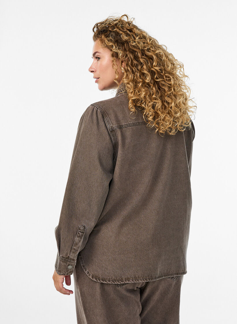 Farget denimskjorte med brystlommer, Brown Denim, Model
