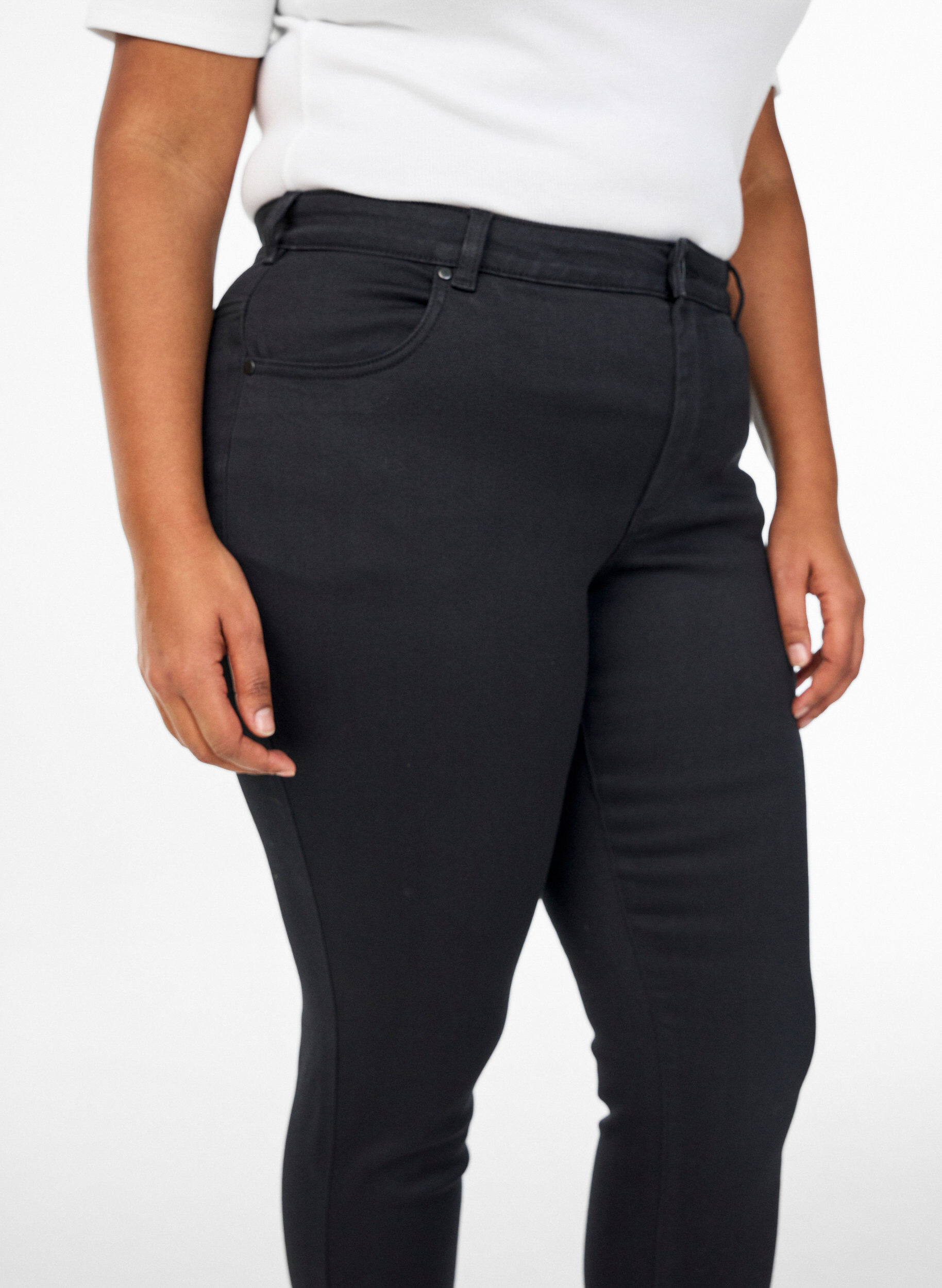 ZizziSlim fit Emily jeans med normal midje, Svart, Model image number 2