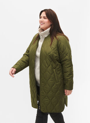 Lang quiltet jakke med lommer og glidelås, Winter Moss, Model image number 2