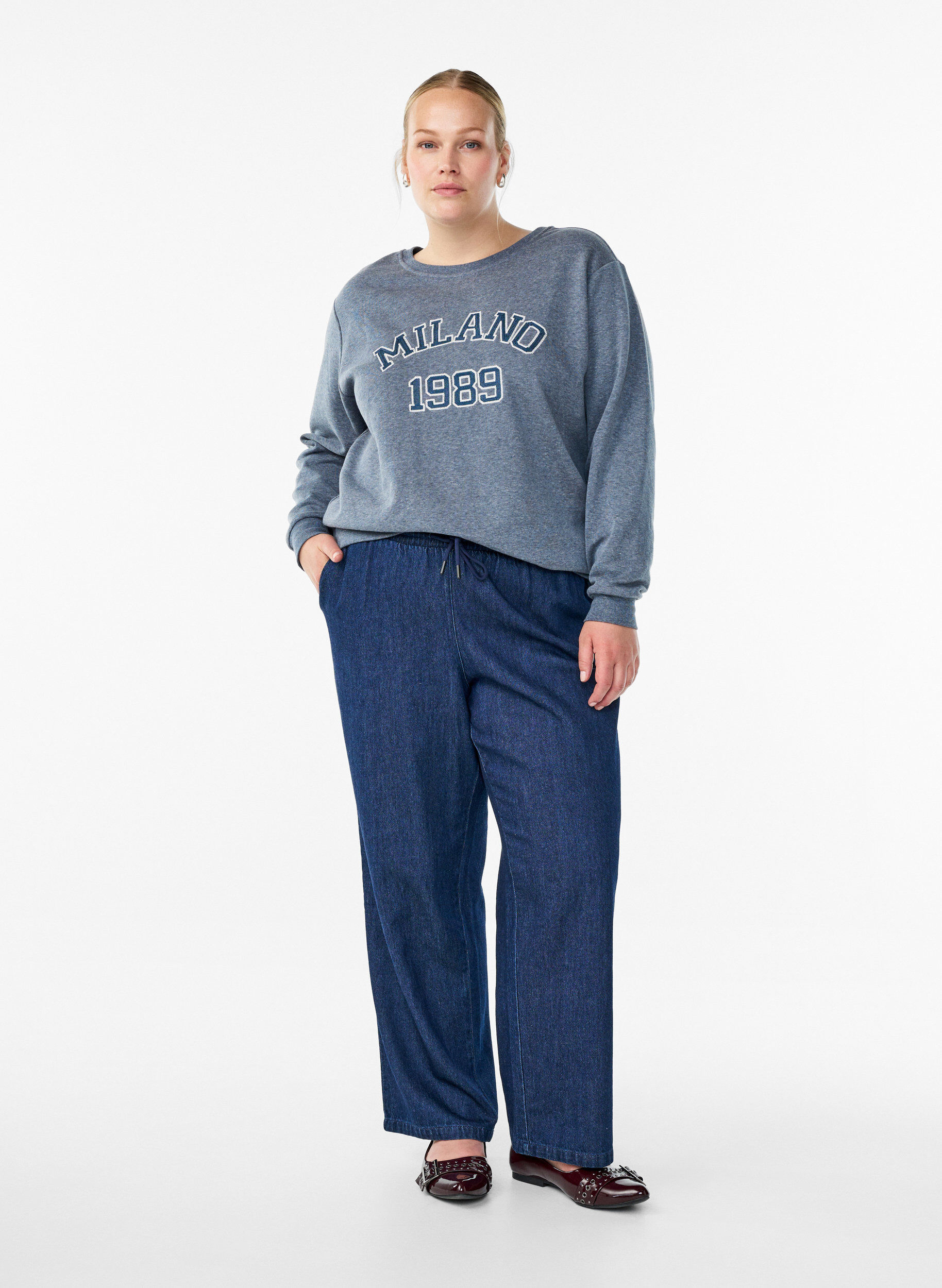 Zizzi Genser med brodert Milan-motiv, Gr&aring;, Model image number 1