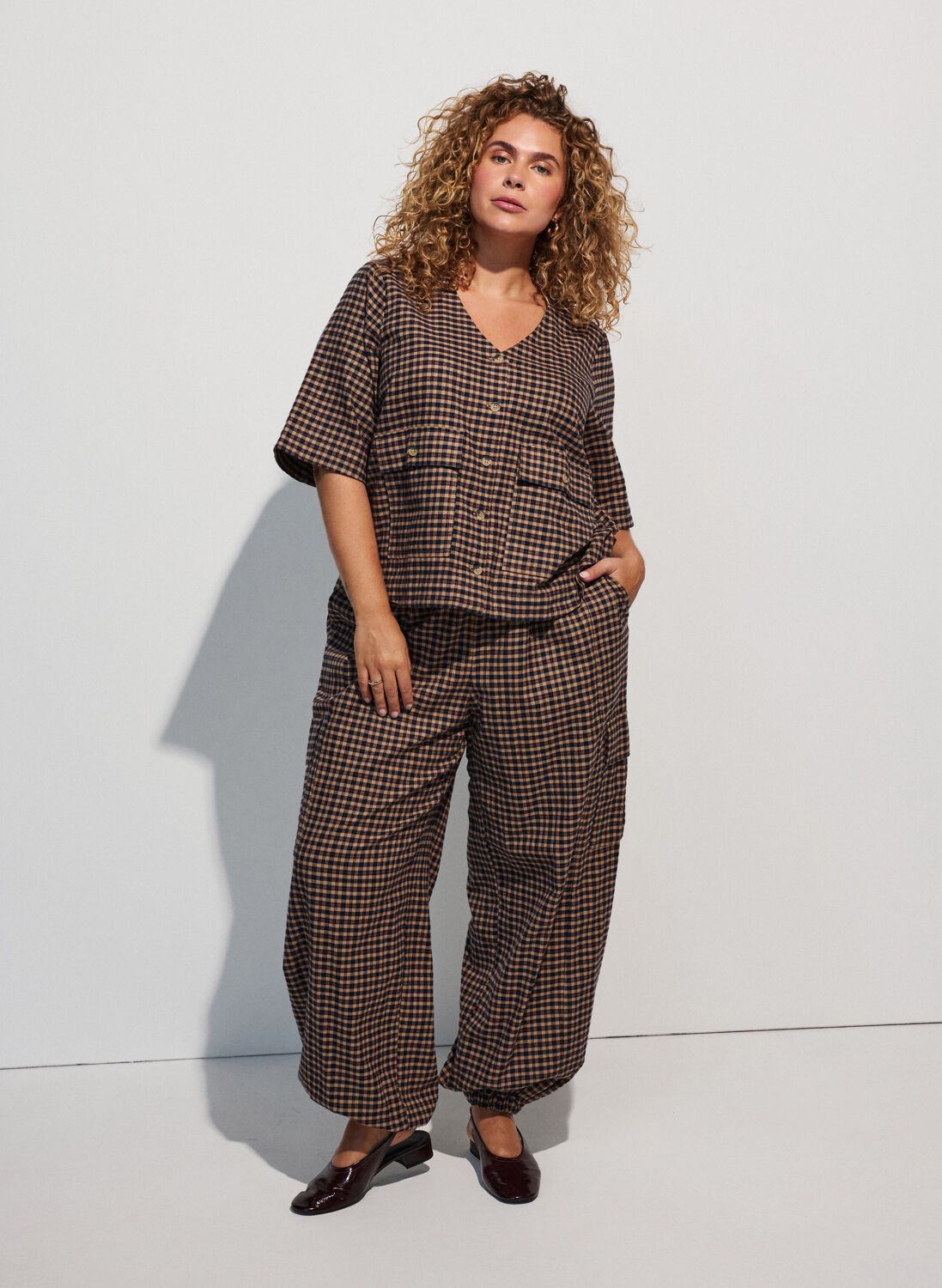 Avslappet rutete helhetslook, , Model