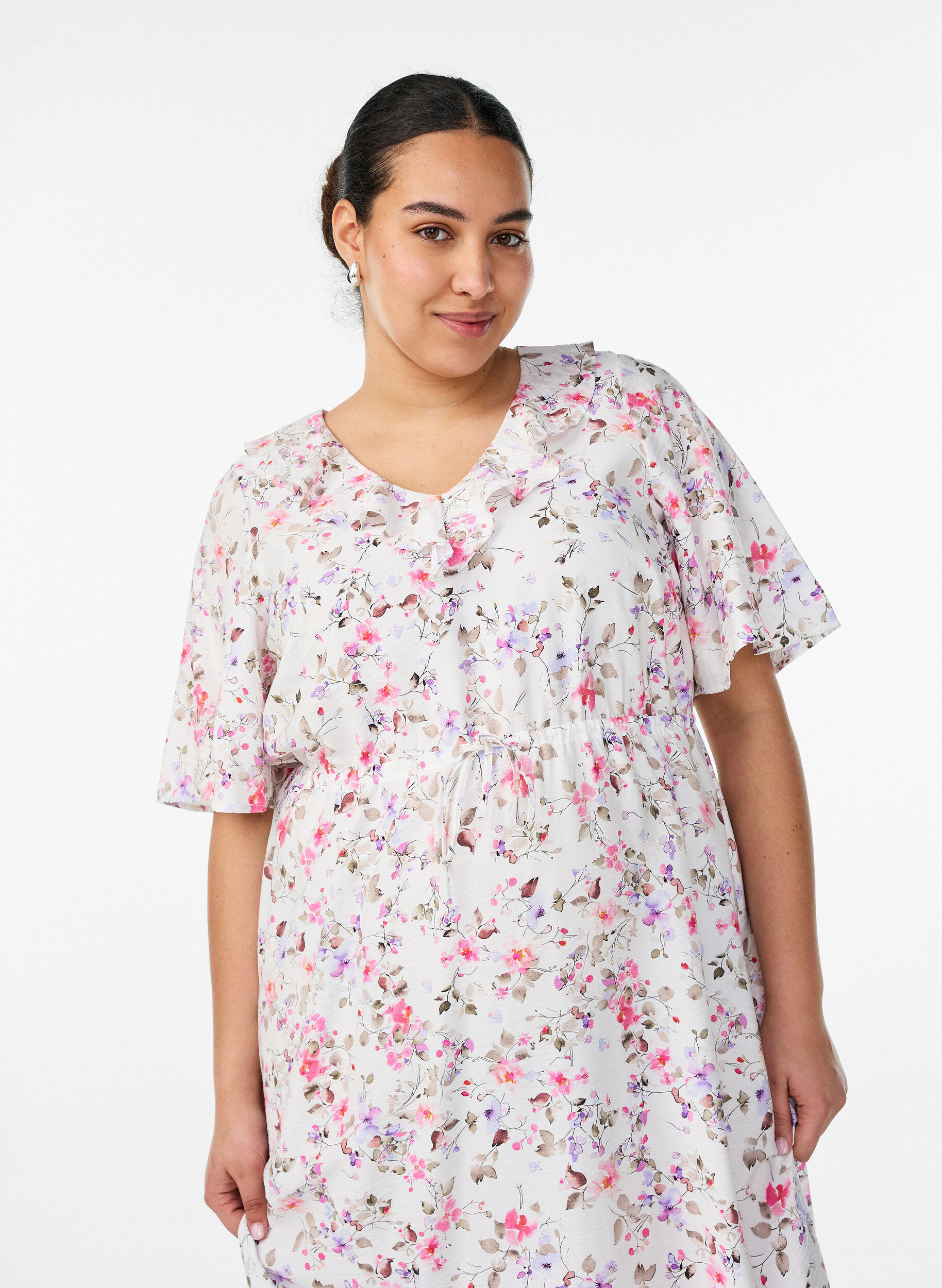 ZizziMidikjole i viskose med blomstertrykk og volangkrage, Vanilje, Model image number 2