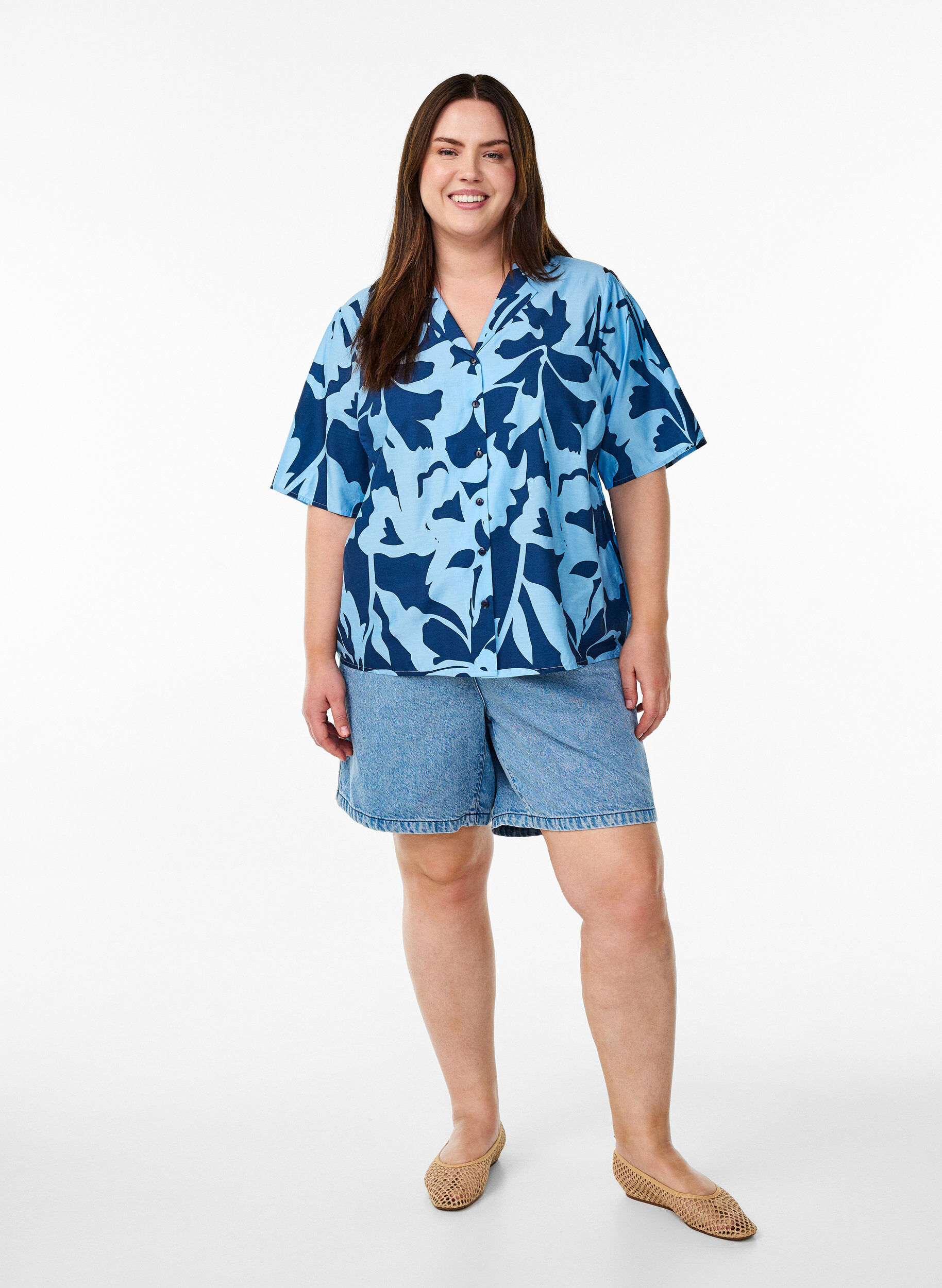 Zizzi Skjorte bluse med print og V-hals, Bl&aring;, Model image number 1