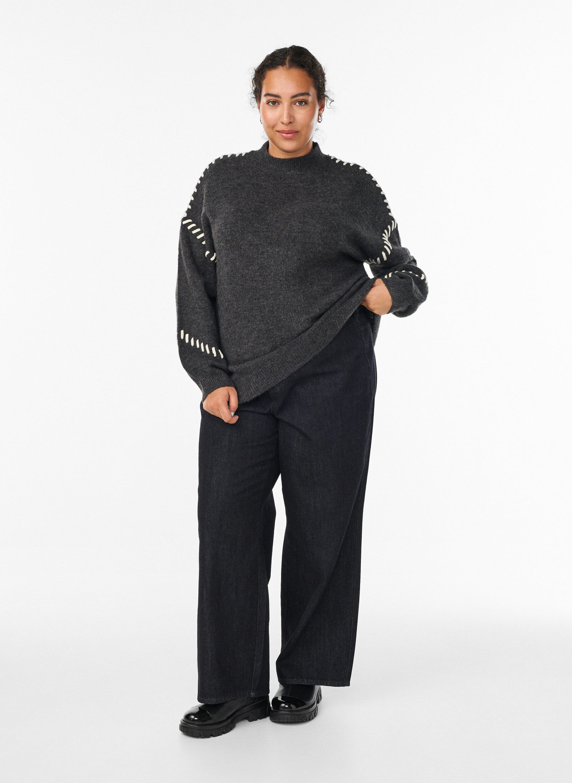 Zizzi Genser med dekorative s&oslash;mmer, Gr&aring;, Model image number 1