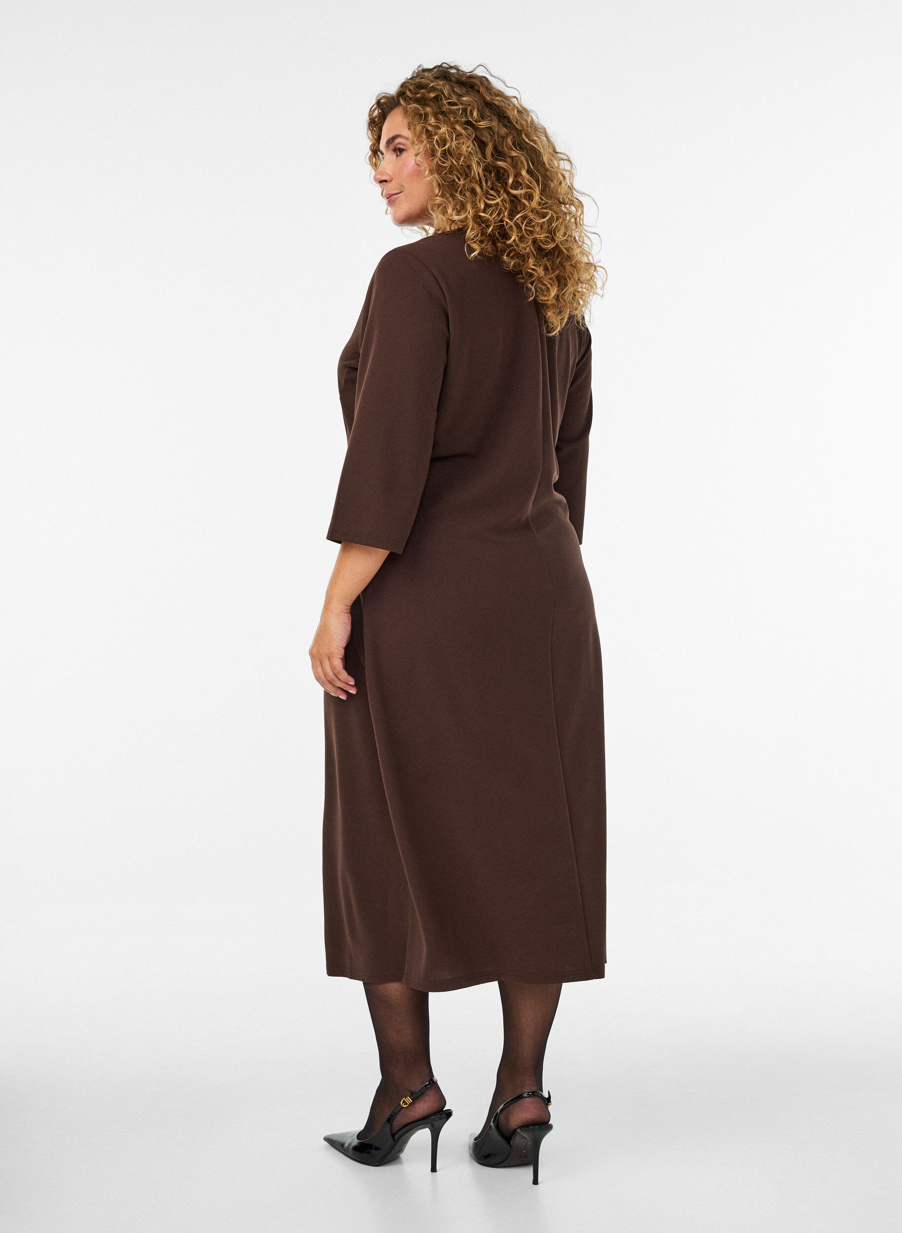 ZizziJerseykjole med drapering og dekorativ spenne, Brun, Model image number 1