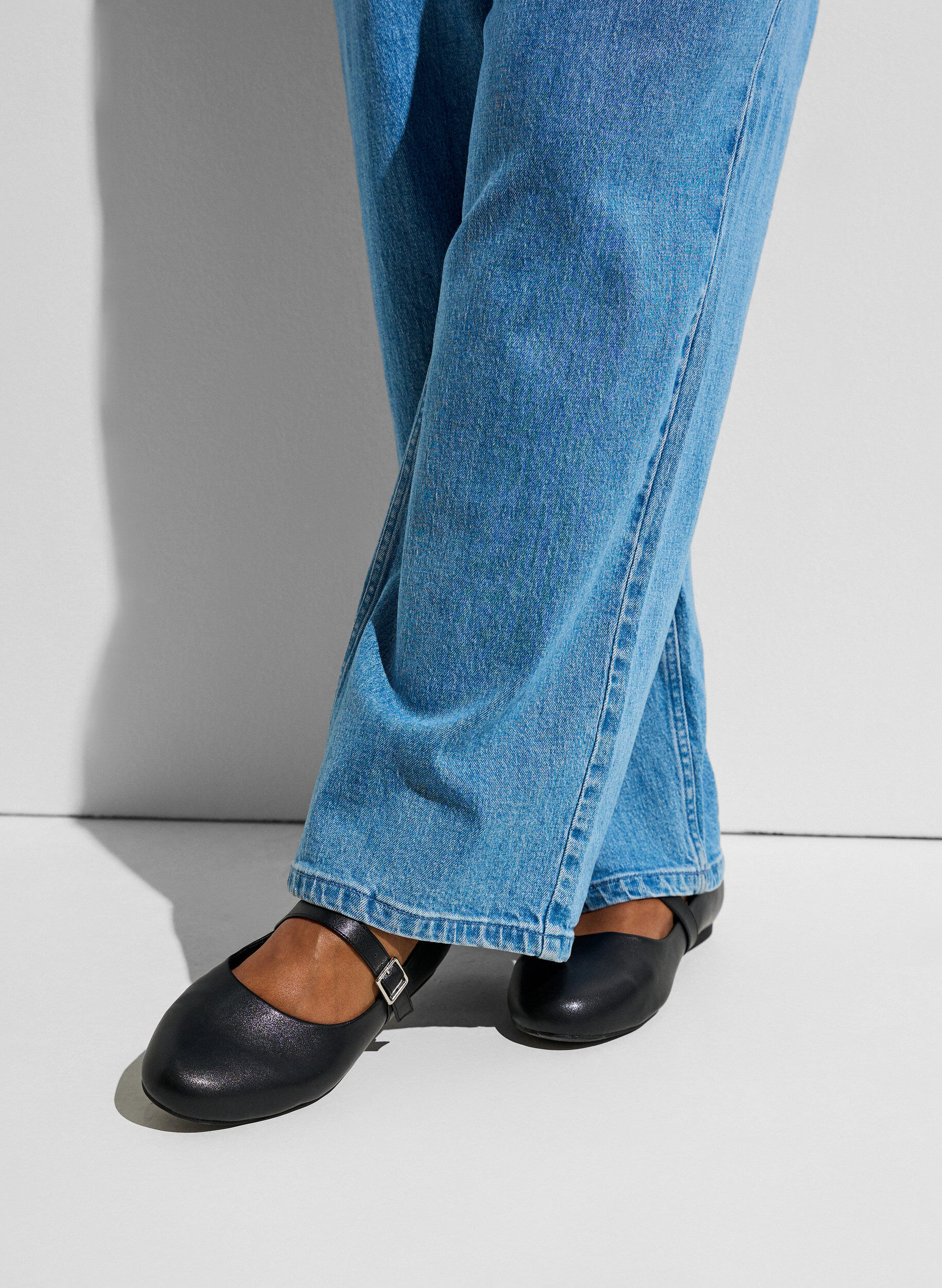 Ballerina i imitert skinn med stropp, Svart, Model