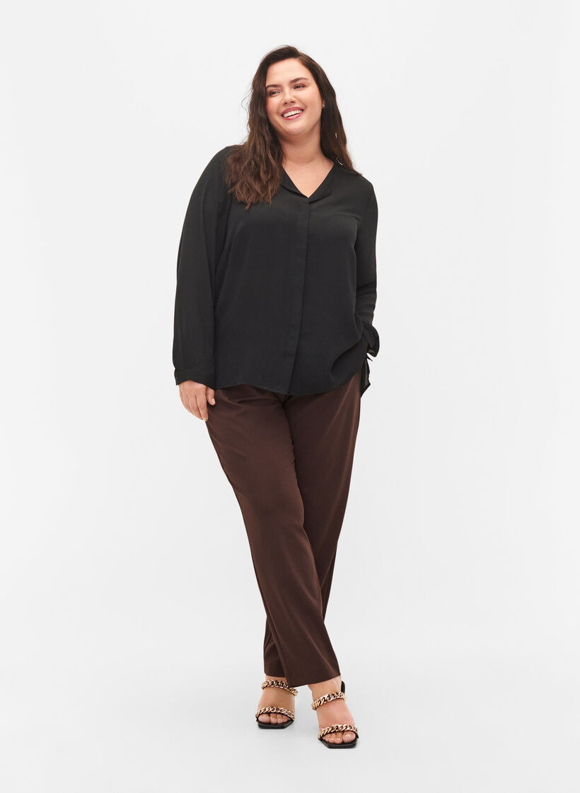 Ensfarget skjorte med V-hals, Black, Model image number 3