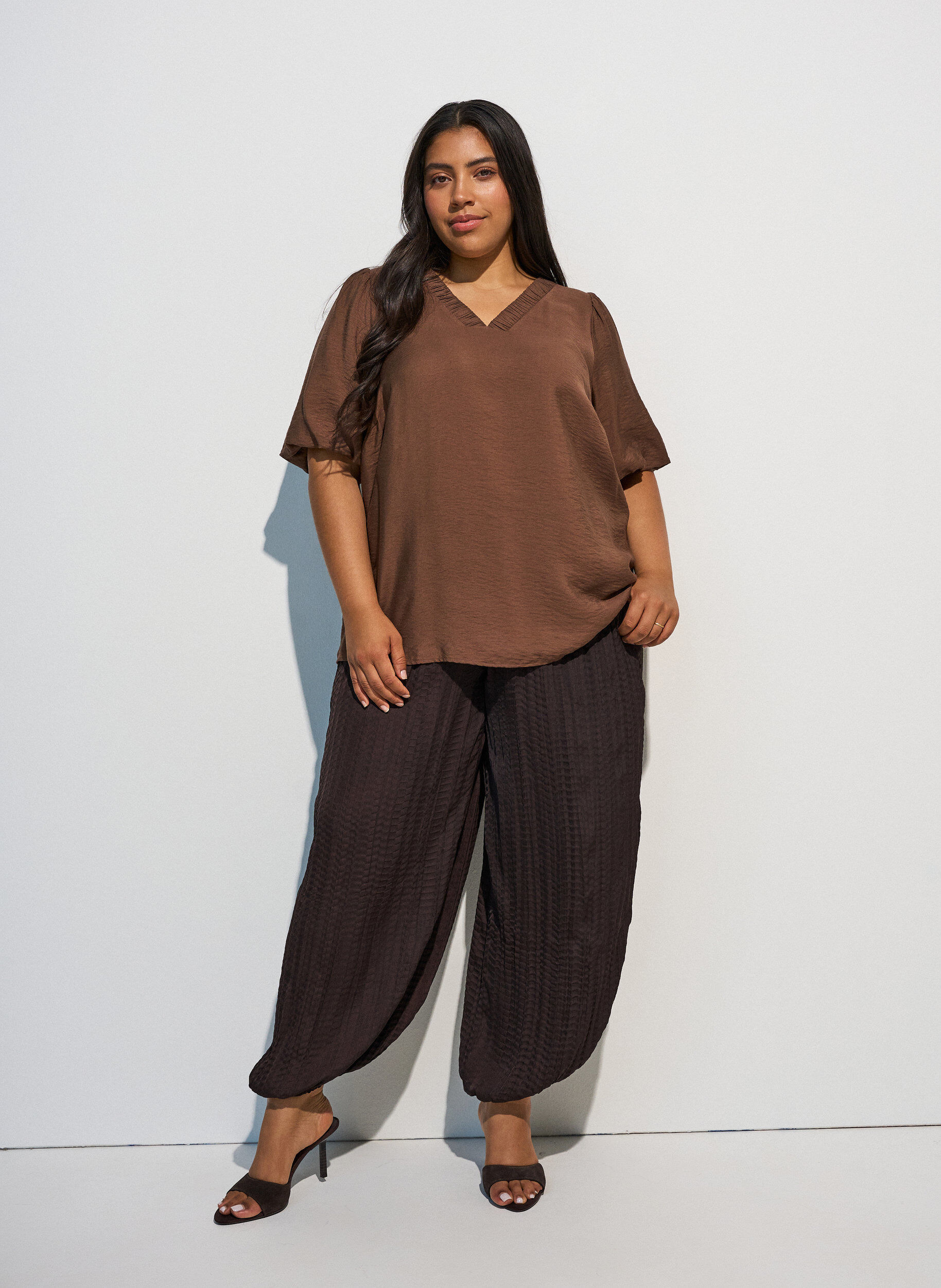 ZizziBluse med ballongermer og V-hals, Brun, Model image number 1