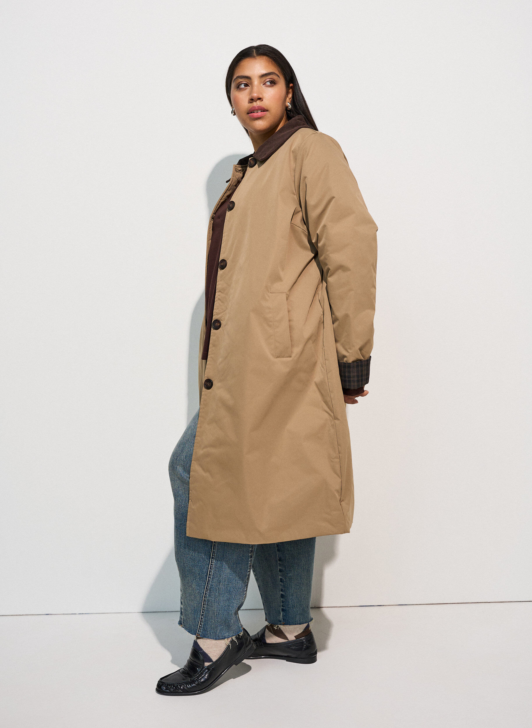 ZizziMellomlang jakke med cordfl&oslash;yelskrage, Beige, Model image number 2