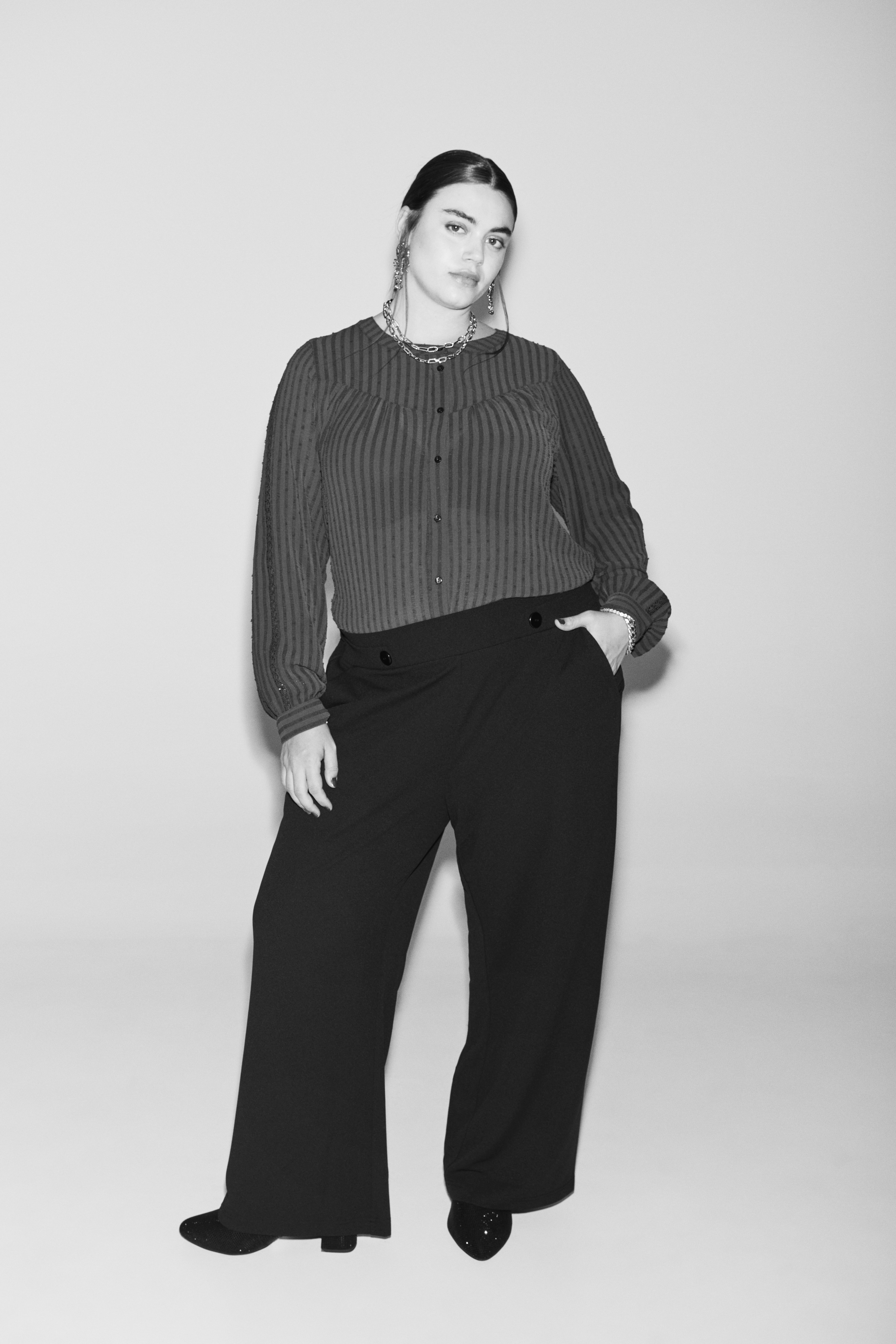 Skjorte med broderte detaljer, , Model