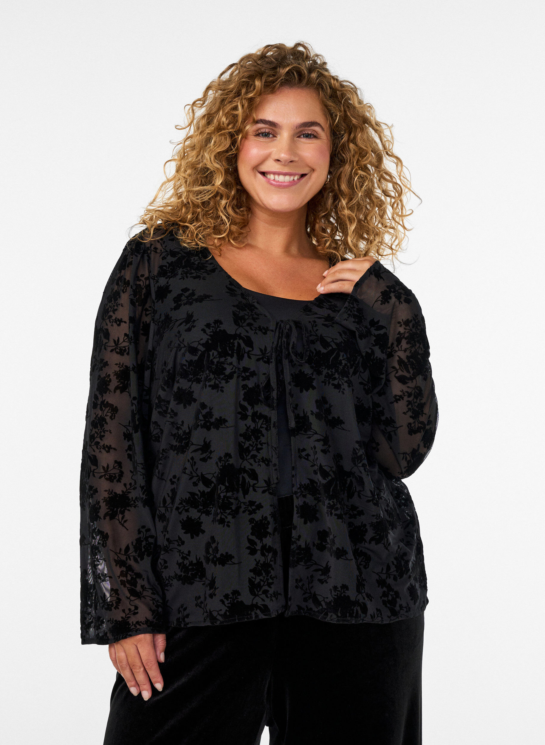 Meshbluse med blomstertrykk og &aring;pen front, Svart, Model