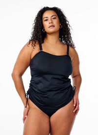 Tankini med avtagbare skåler og justerbare sider, Svart Tankini med avtagbare skåler og justerbare sider, Svart, Model