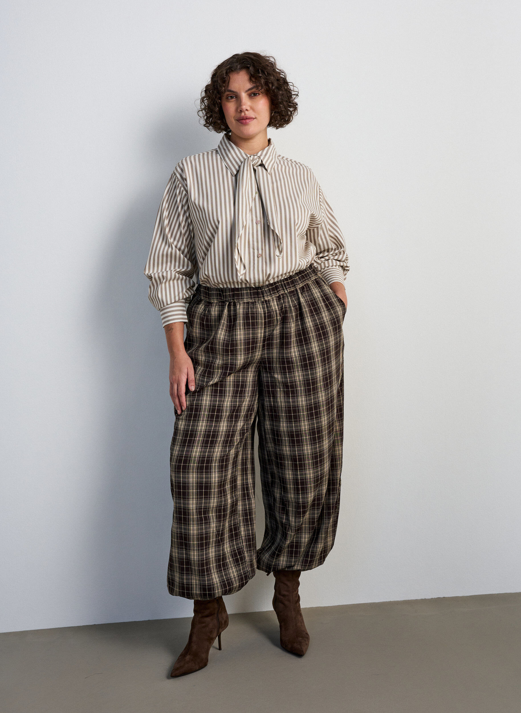 ZizziStripete skjorte med avtakbart halsskjef, Beige, Model image number 1