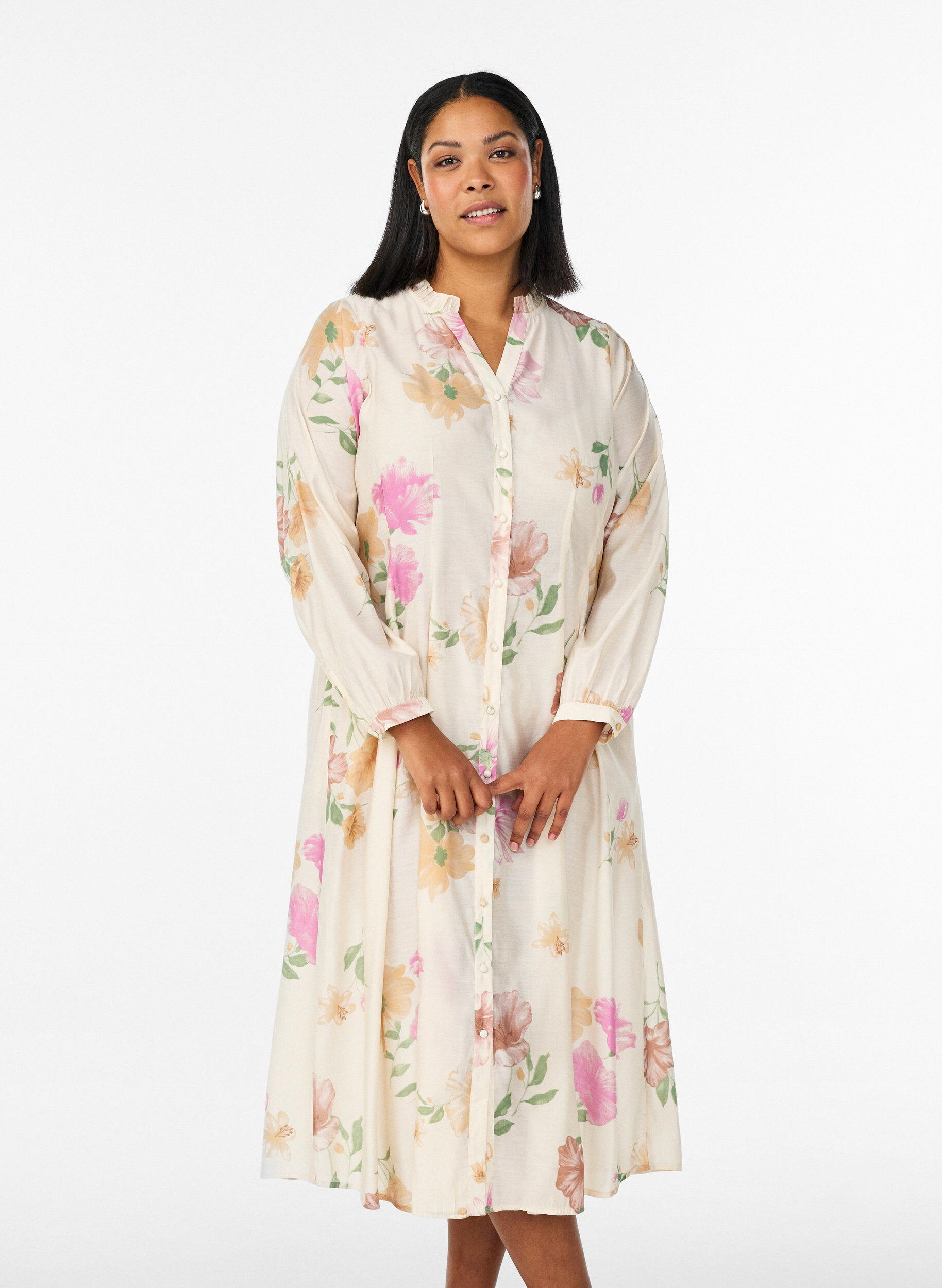 Midiskj&oslash;rt kjole med blomster, rysjekrage og knappelukking, Beige, Model