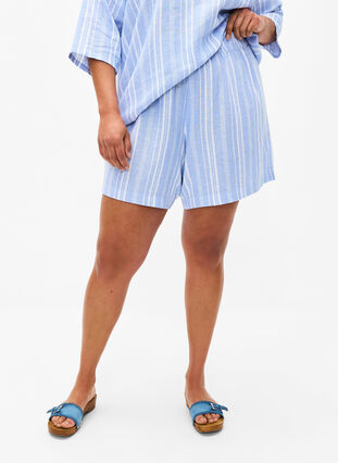 Zizzi Stripete shorts i en blanding av lin og viskose, Blå, Model image number 3