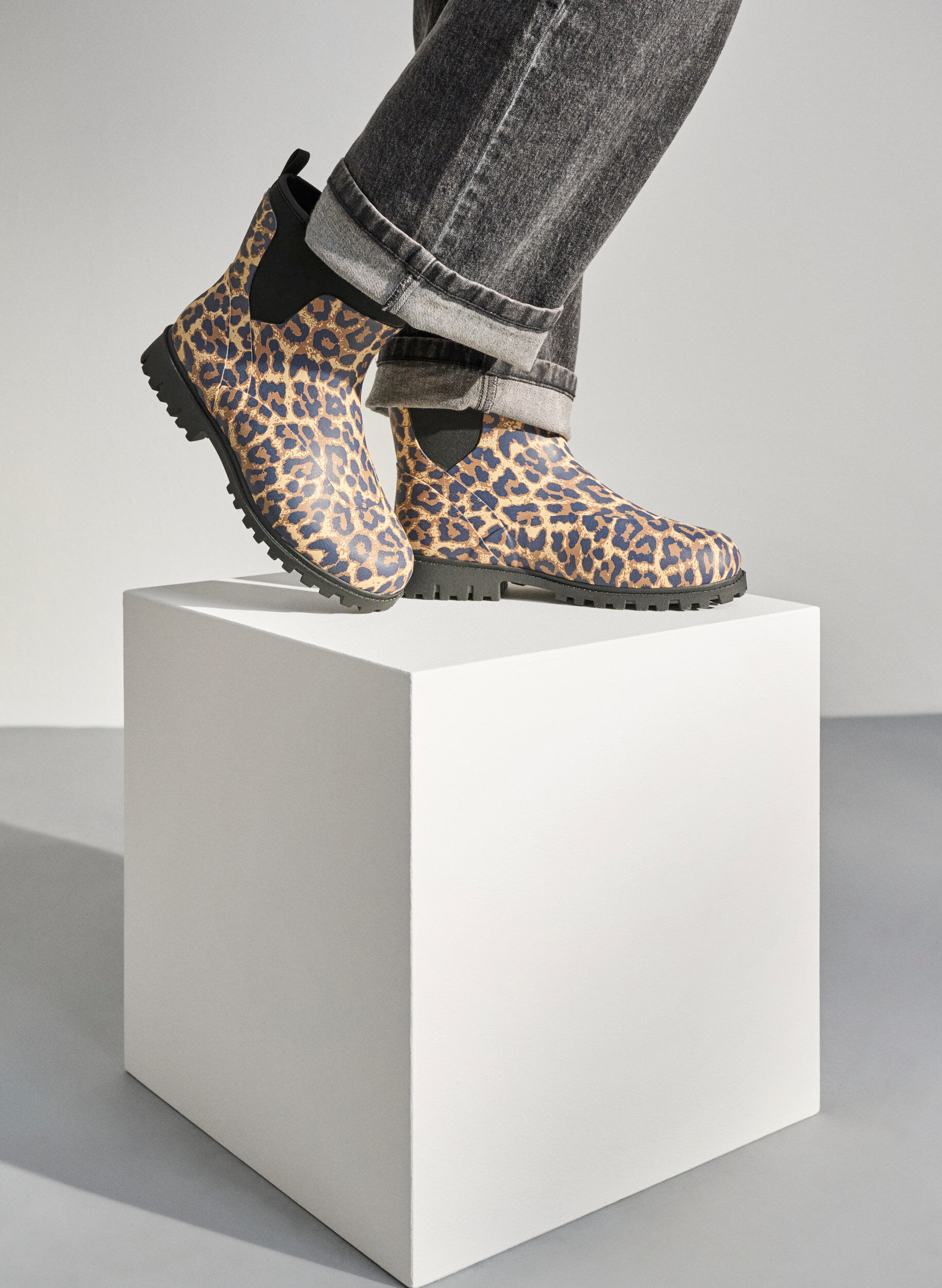 Zizzi Wide fit - Korte gummist&oslash;vler med elastisk neoprene skaft, Leopard AOP, Image image number 0