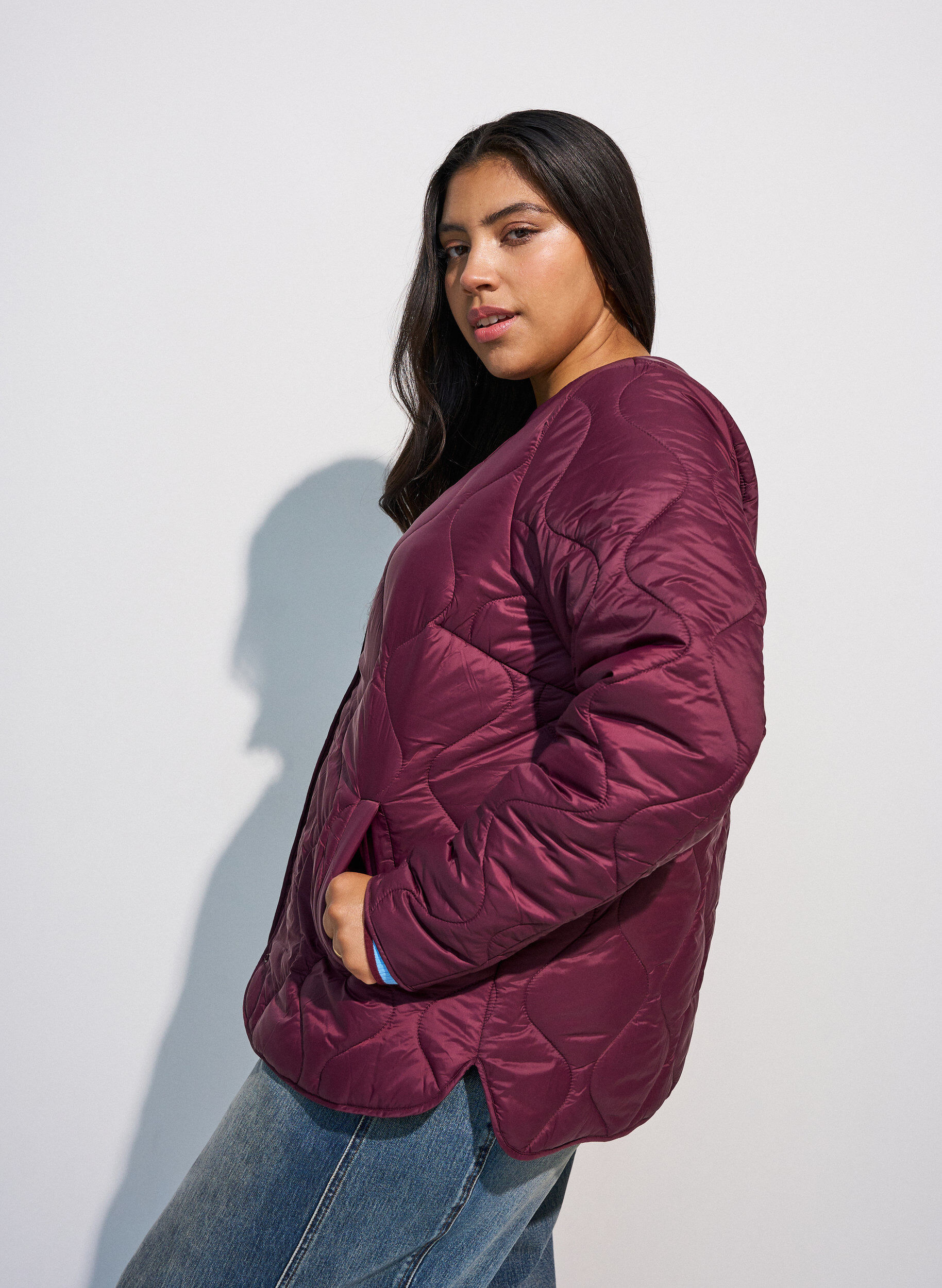 ZizziQuiltet jakke med trykknapper og rund hals, M&oslash;rk Bordeaux, Model image number 3