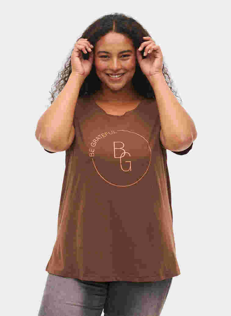 Kortermet T-skjorte med trykk, Chestnut BG, Model