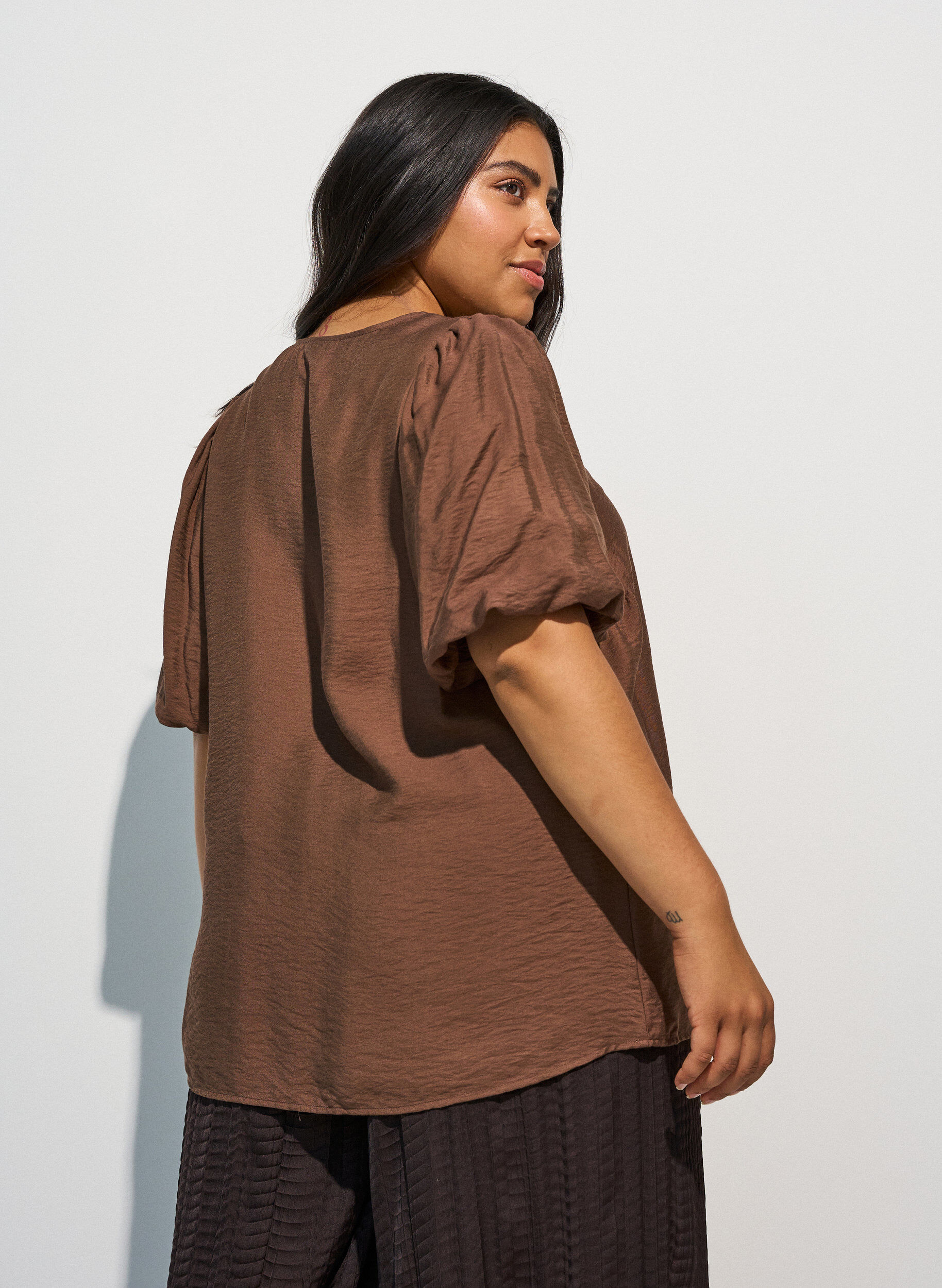 ZizziBluse med ballongermer og V-hals, Brun, Model image number 2