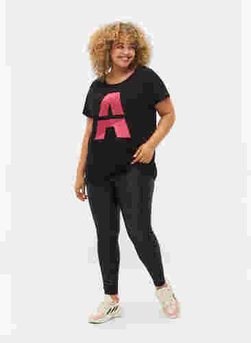 T-skjorte til trening med trykk, Black w. Pink A, Model image number 2