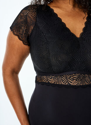 Zizzi Body med blonder og korte ermer, Svart, Model image number 2