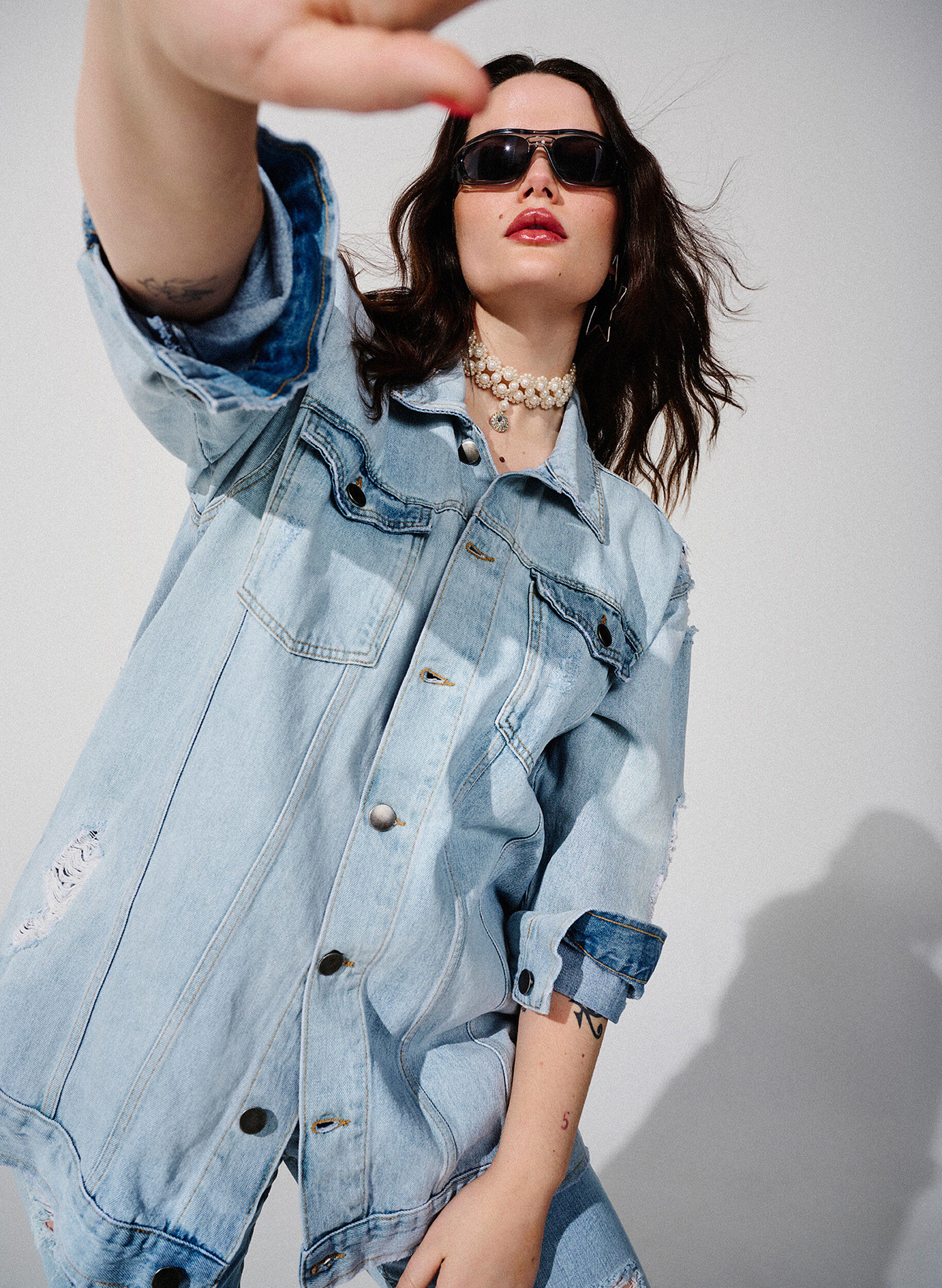ZizziL&oslash;s denimjakke med slitte detaljer, Light blue denim, Image image number 0