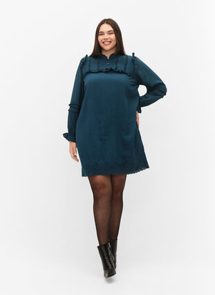 Zizzi Viskosekjole med broderie Anglaise og volangdetaljer, Reflecting Pond, Model image number 3