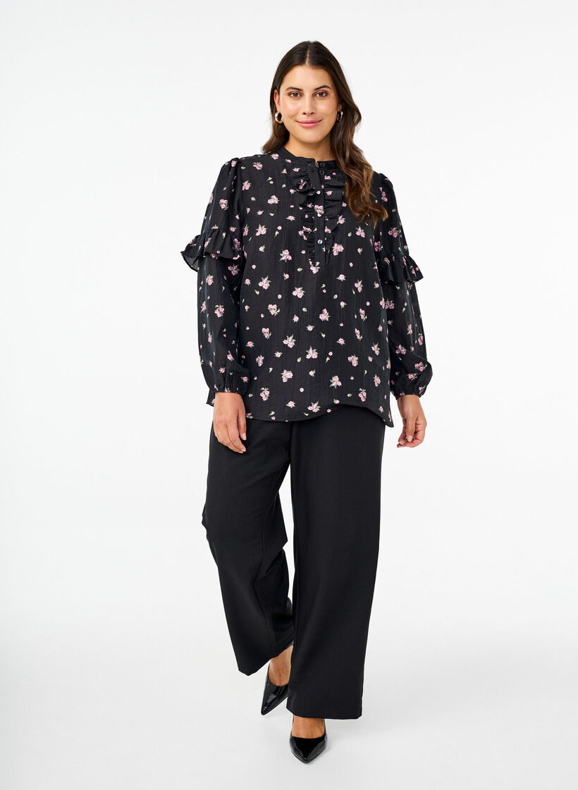 Blomstret bluse i lyocell, Svart, Model image number 1
