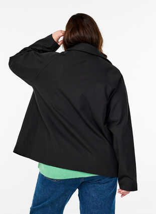 Zizzi Kort trenchcoat med lommer, Svart, Model image number 2