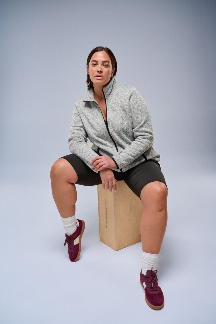 Grå genser med glidelås, , Model