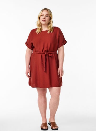 Zizzi Kort kjole med ledig passform og bindebelte, Rød, Model image number 1