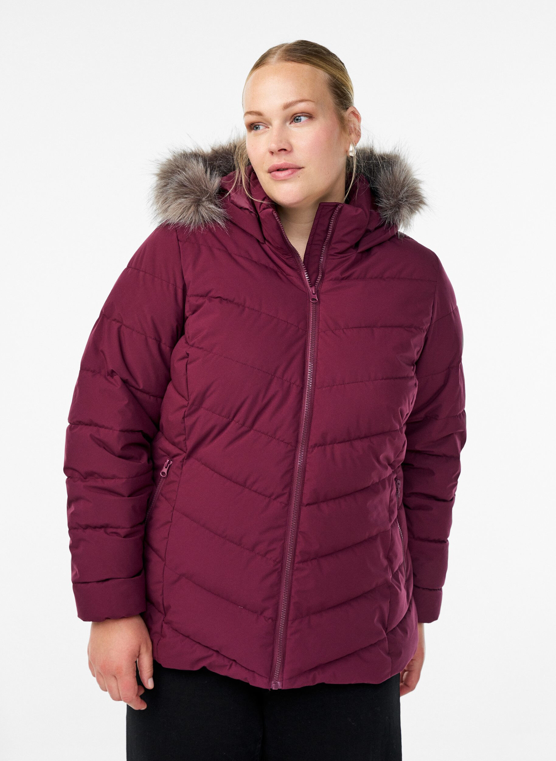 Kort boblejakke med hette, M&oslash;rk Bordeaux, Model