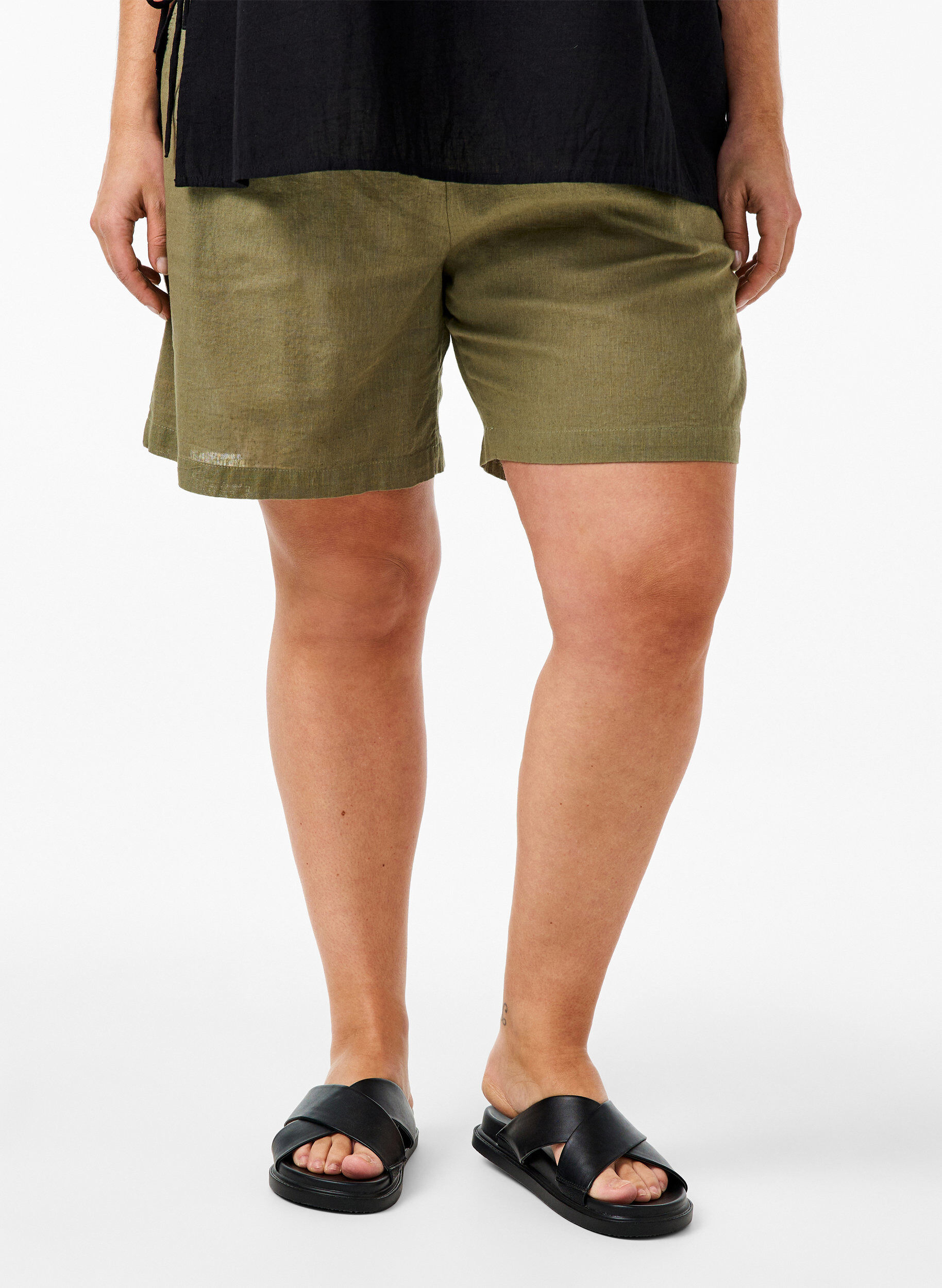 Zizzi L&oslash;s shorts i bomullsblanding med lin, Deep Lichen Green, Model image number 2