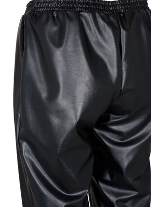 Bukser i imitert skinn med lommer, Black, Packshot image number 3