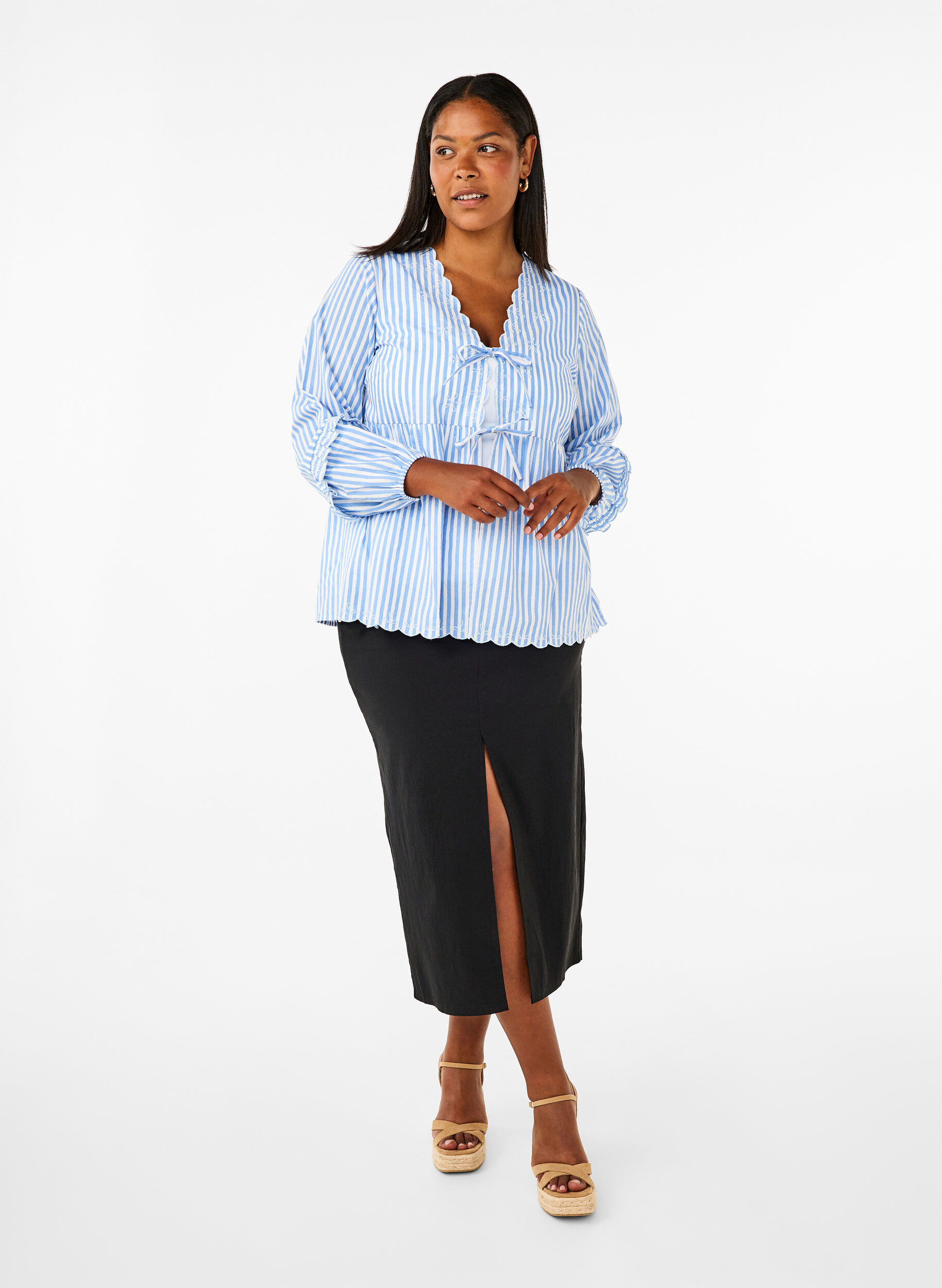Zizzi Bluse med &aring;pen front og broderte detaljer, Bl&aring;, Model image number 1