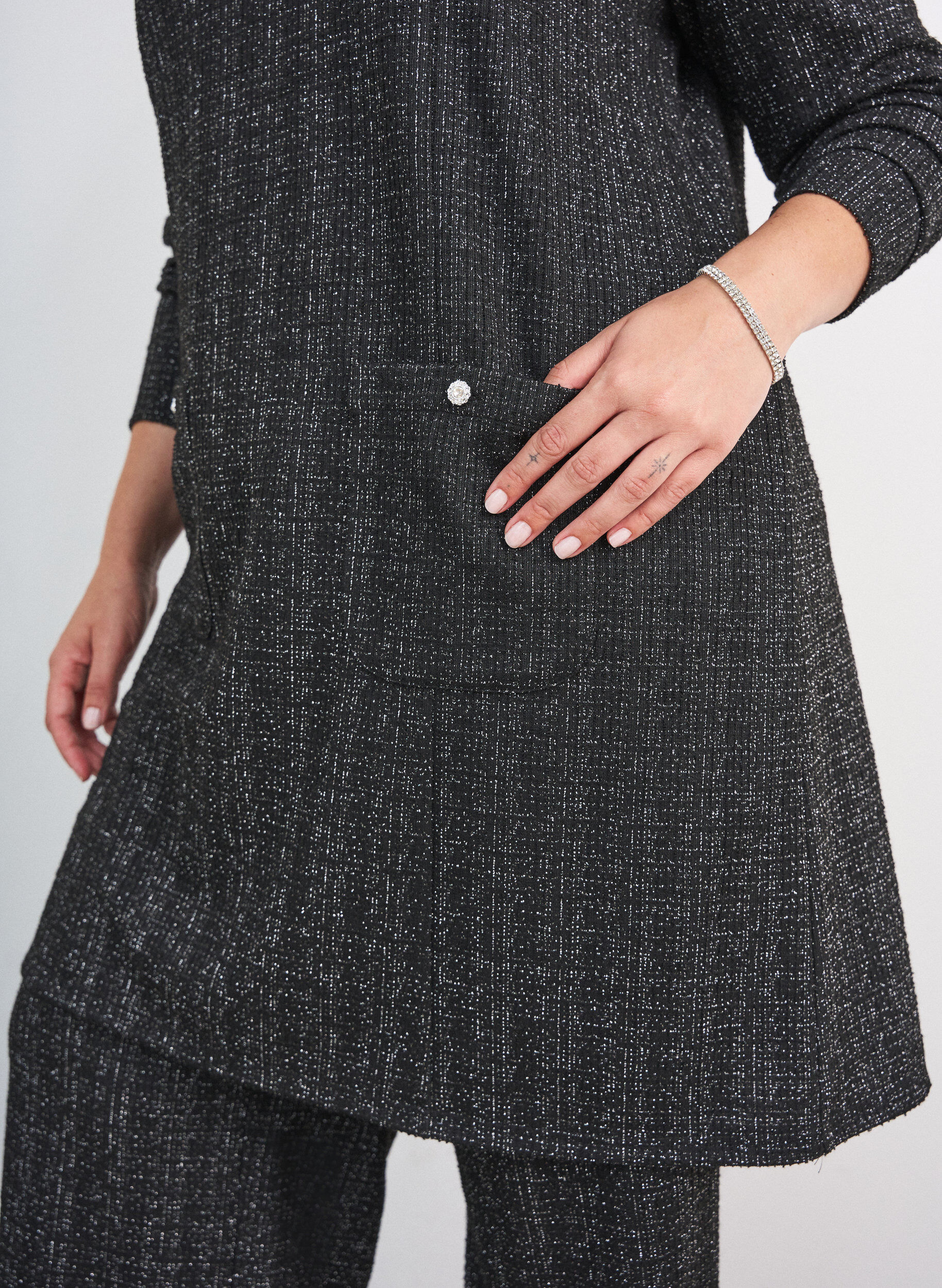 ZizziKort kjole med boucl&eacute; tekstur og glittertr&aring;der, Svart, Model image number 3
