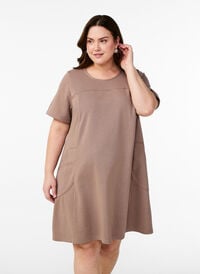 Jerseykjole med korte ermer og lommer, Brun Jerseykjole med korte ermer og lommer, Brun, Model