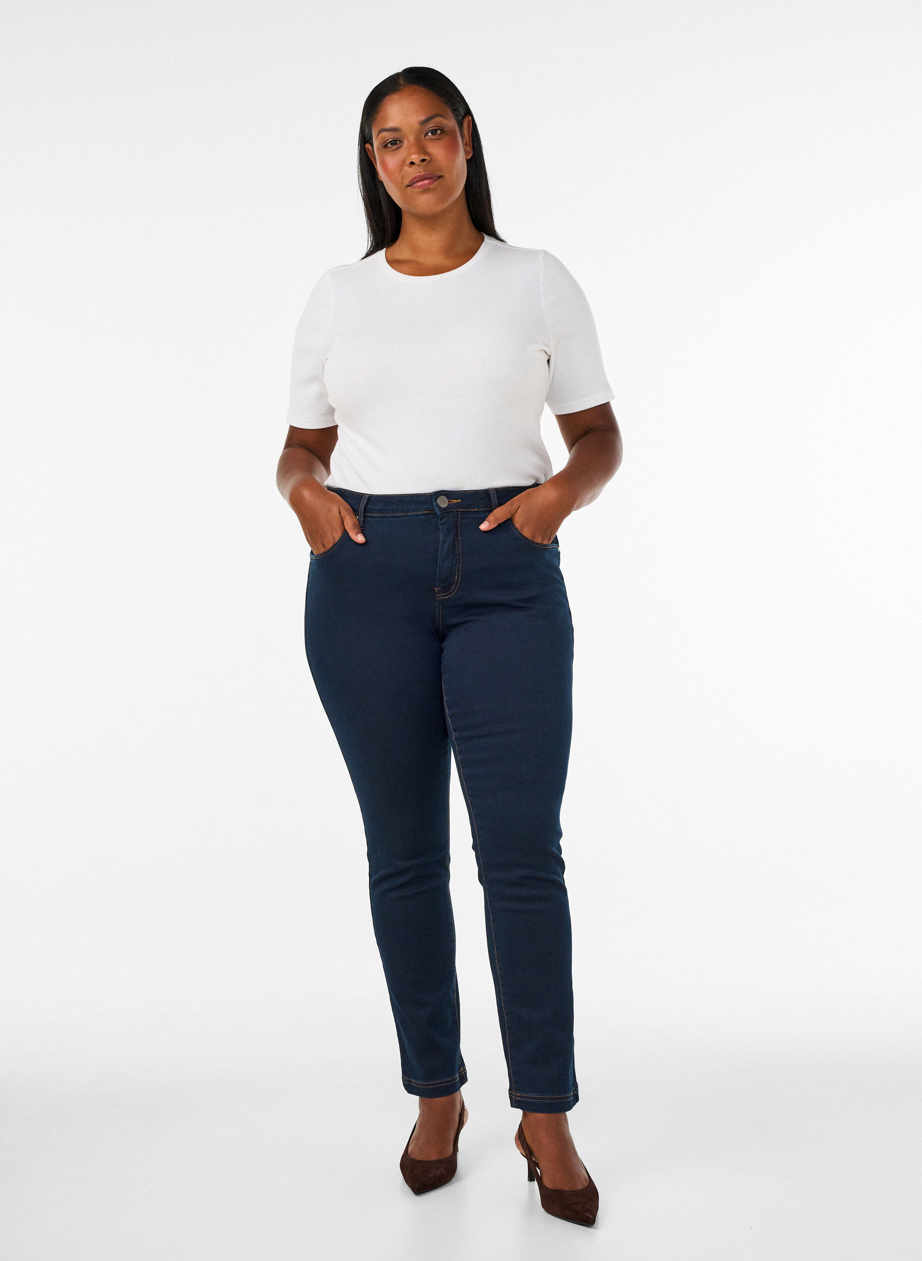 ZizziSlim fit Emily jeans med normal h&oslash;yde i livet, Bl&aring;, Model image number 1