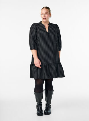 Zizzi Kort A-linje kjole med nålestriper og volangkant, Svart, Model image number 1