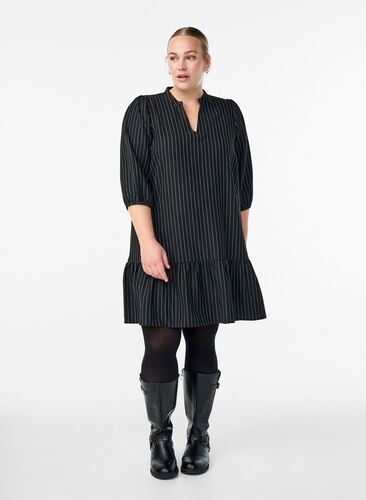 Zizzi Kort A-linje kjole med nålestriper og volangkant, Svart, Model image number 1