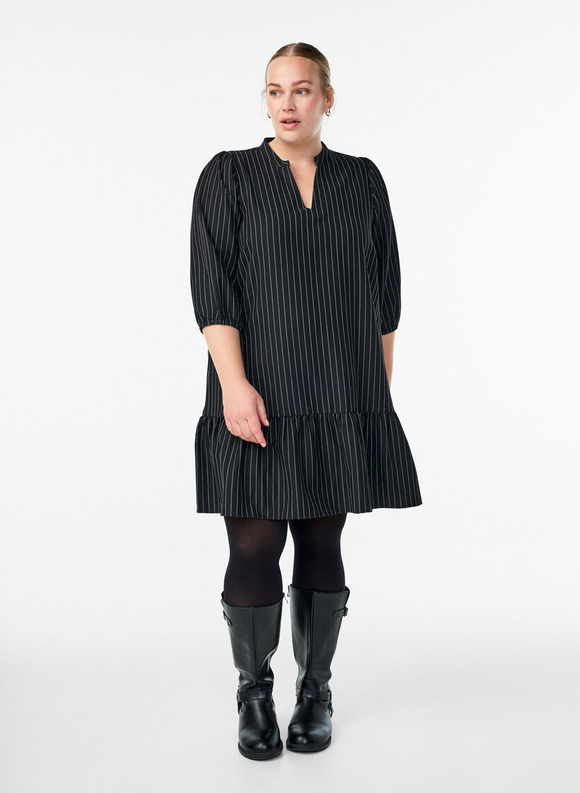 Kort A-linje kjole med nålestriper og volangkant, Svart, Model image number 1