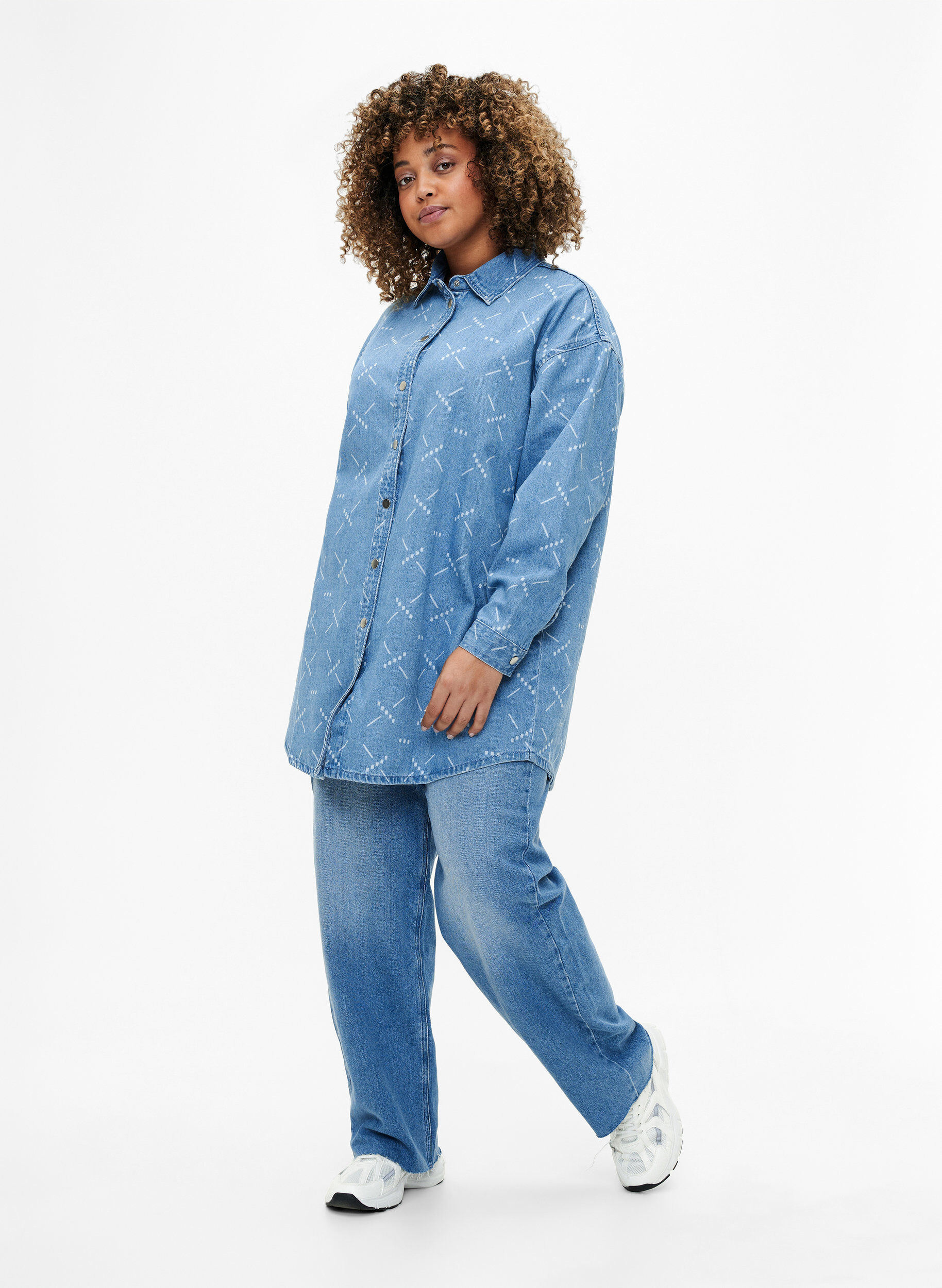 Zizzi Ledig dongerijakke med m&oslash;nster, Light blue denim, Model image number 2