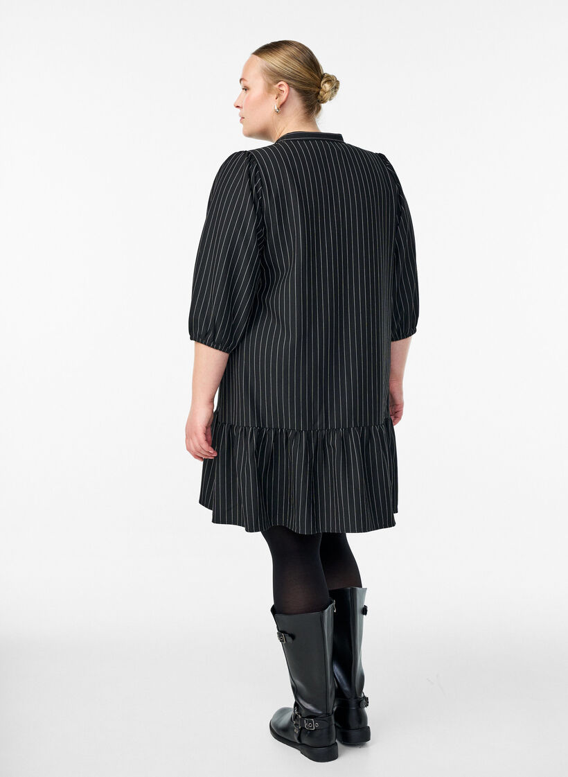 Kort A-linje kjole med nålestriper og volangkant, Svart, Model image number 2