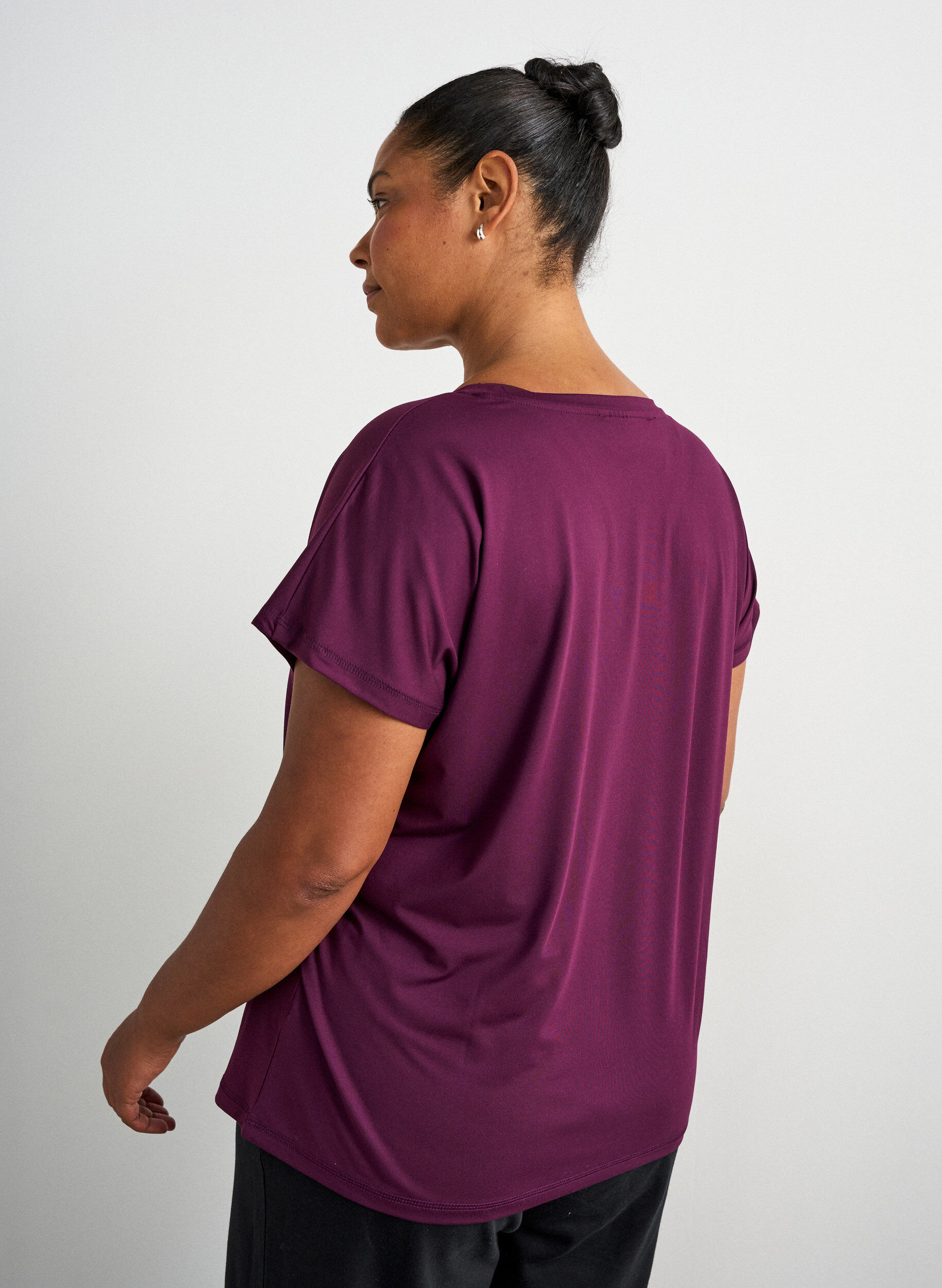 ZizziL&oslash;stsittende trenings-t-skjorte med v-hals, Lilla, Model image number 2