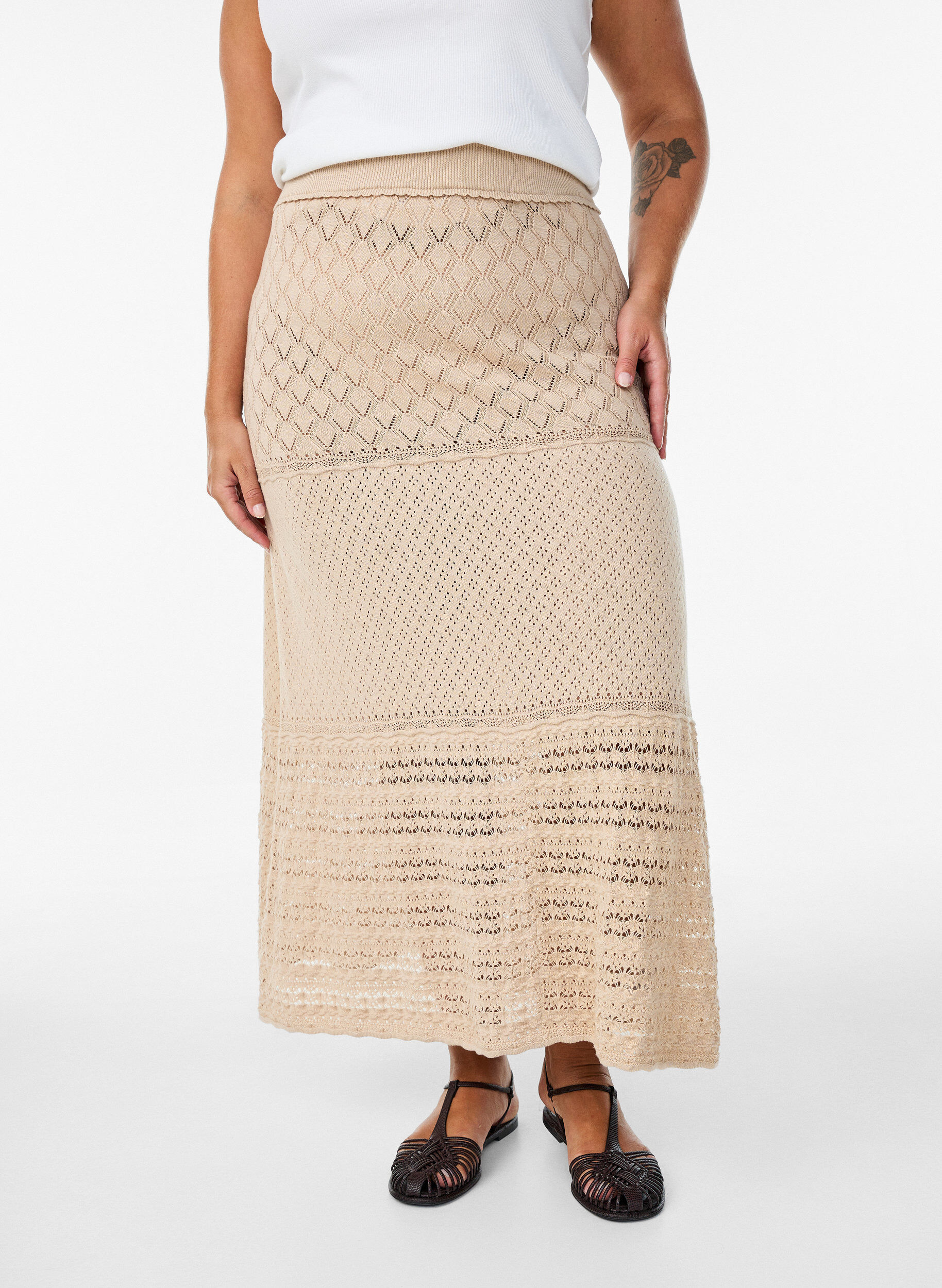 ZizziStrikket skj&oslash;rt med hullm&oslash;nster, Beige, Model image number 2