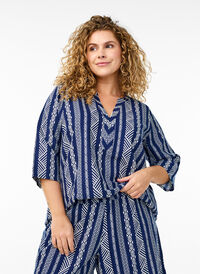 Stripete bluse i lin- og viskoseblandet kvalitet, Blå Stripete bluse i lin- og viskoseblandet kvalitet, Blå, Model