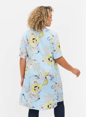 Lang skjorte i viskose med blomstermønster, Light Blue AOP, Model image number 1