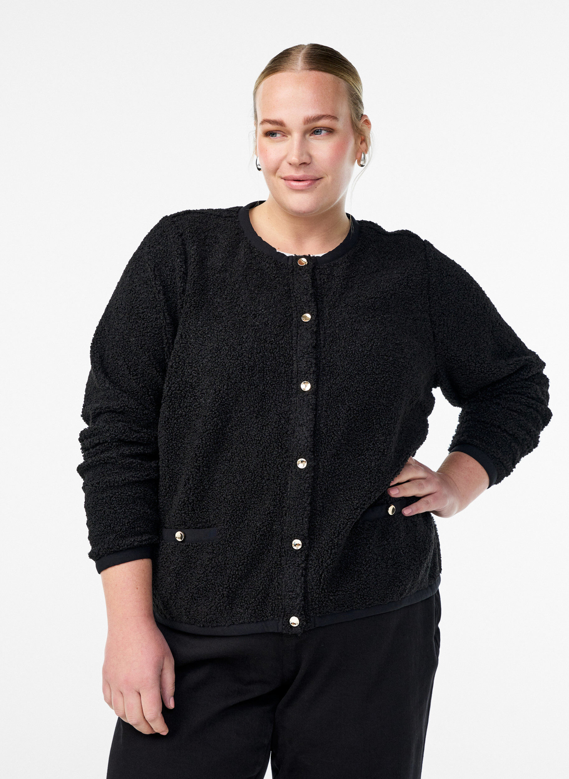 Teddy cardigan med gullfargede knapper, Svart, Model
