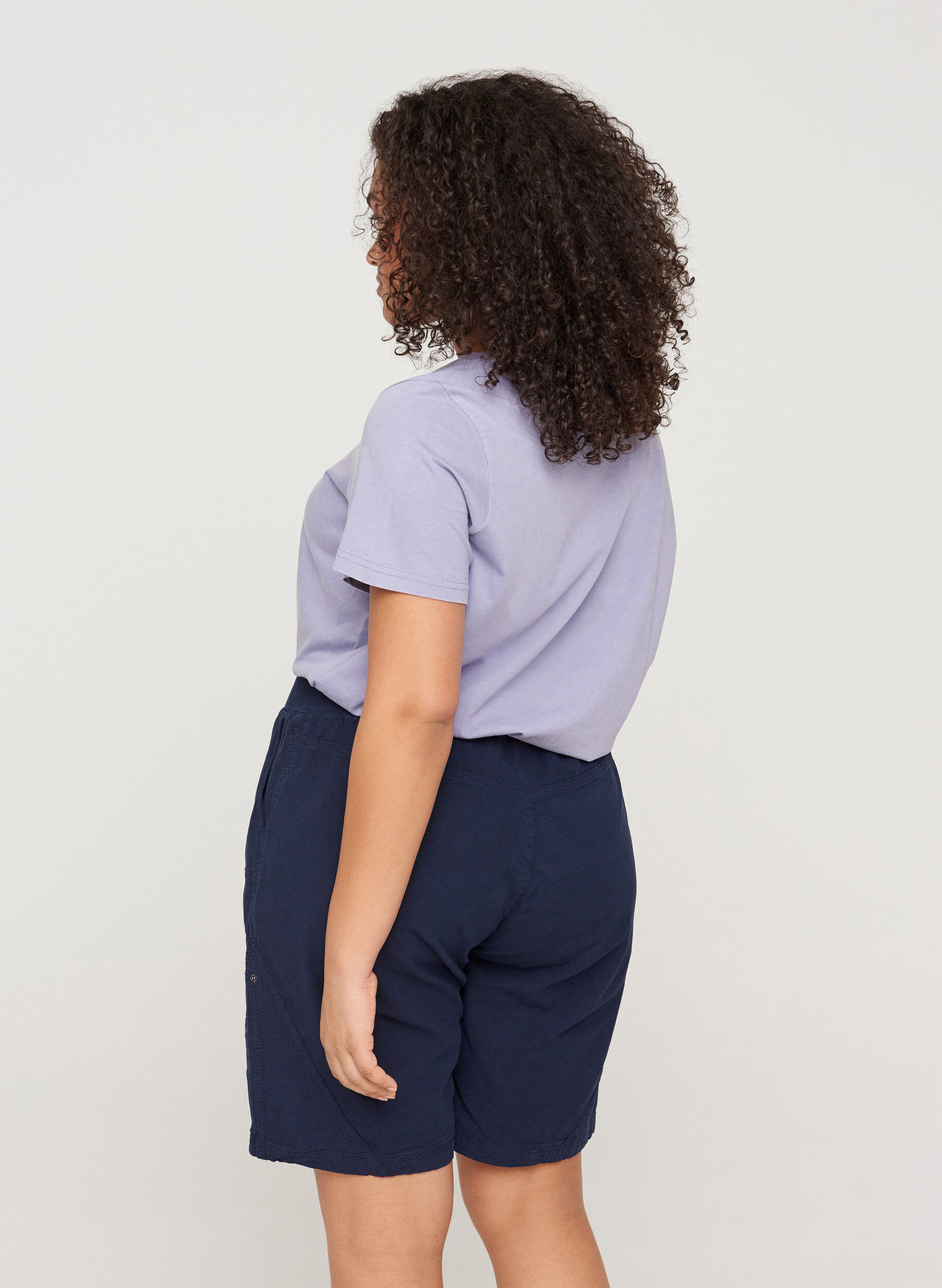 Zizzi L&oslash;se shorts med lommer i bomull, Bl&aring;, Model image number 2